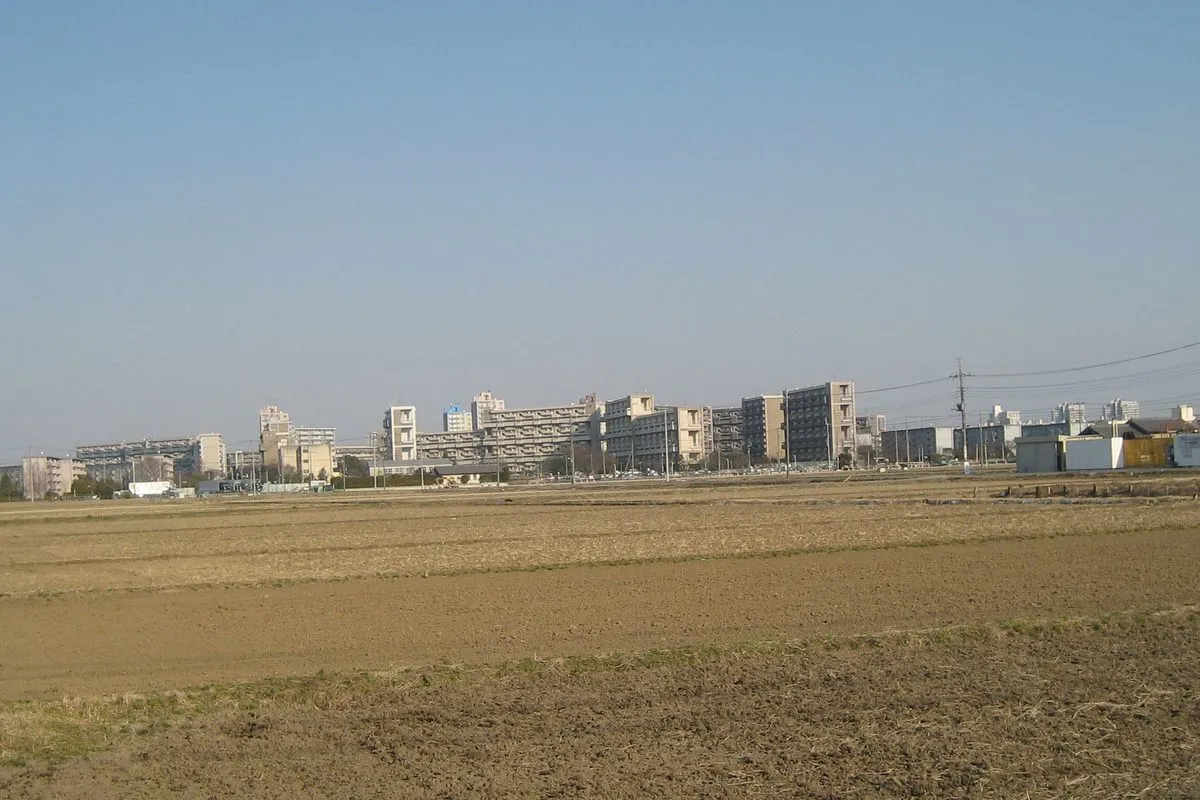 三郷市の農地と住宅地が接する土地
